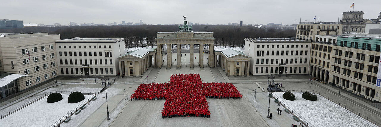 Jubiläum 150 Jahre DRK: Rotes Kreuz vor dem Brandenburger Tor in Berlin Jubiläum 150 Jahre DRK: Rotes Kreuz vor dem Brandenburger Tor in Berlin